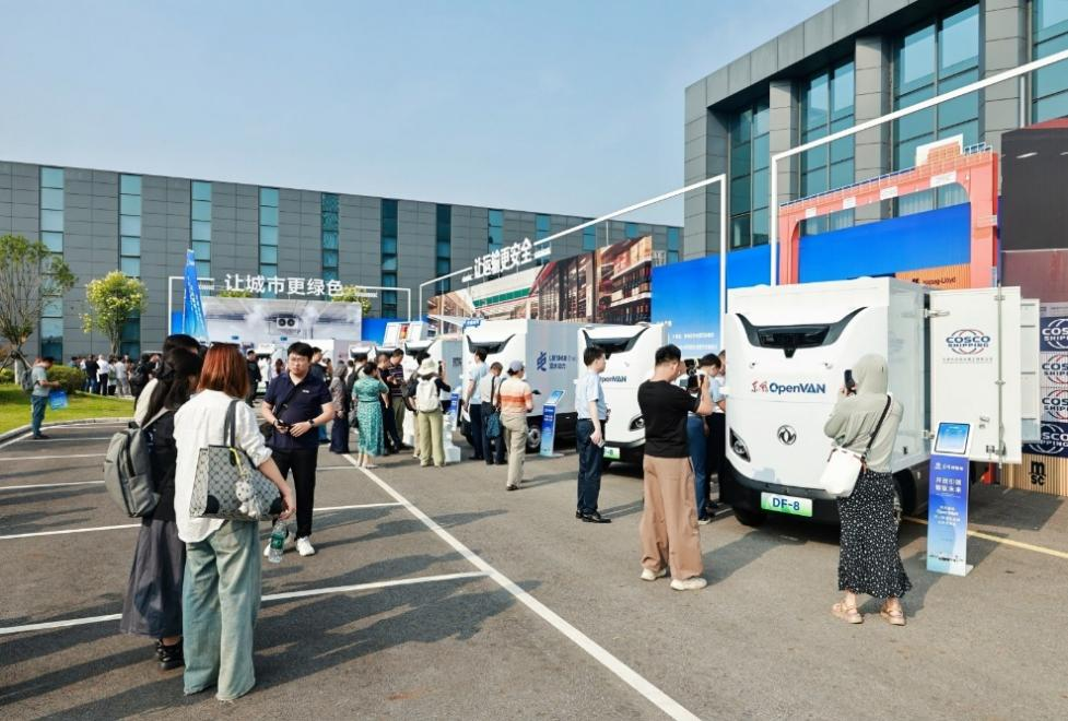 开放引领 智驭未来 kaiyun体育登录网页入口无人物流车品牌襄阳全球首发